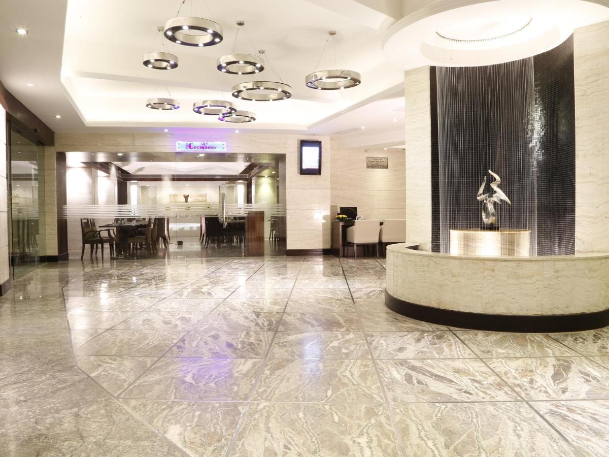 Отель Lords Plaza Сурат Экстерьер фото