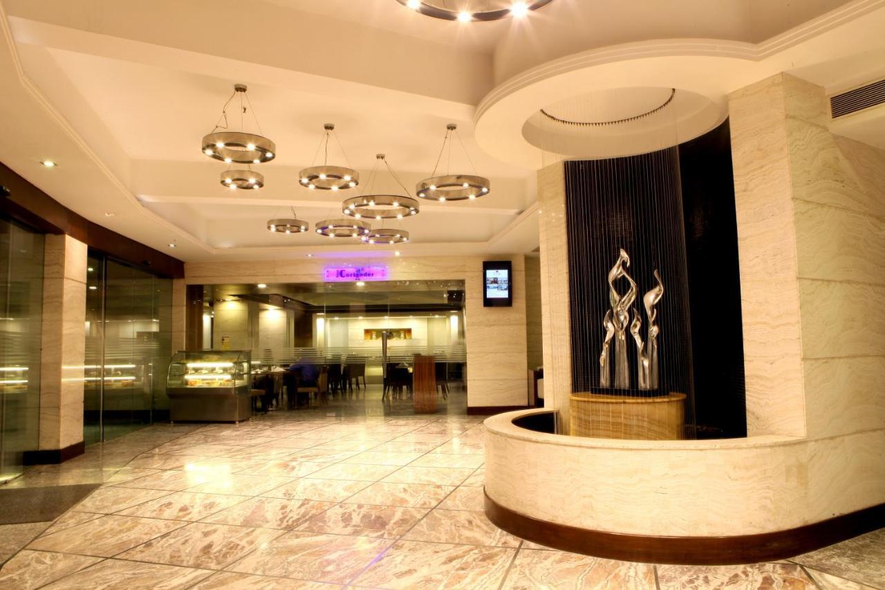 Отель Lords Plaza Сурат Экстерьер фото